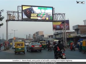 11OutdoorScreensintheMiddleofRoadsinAhmedabad.jpg-300x225